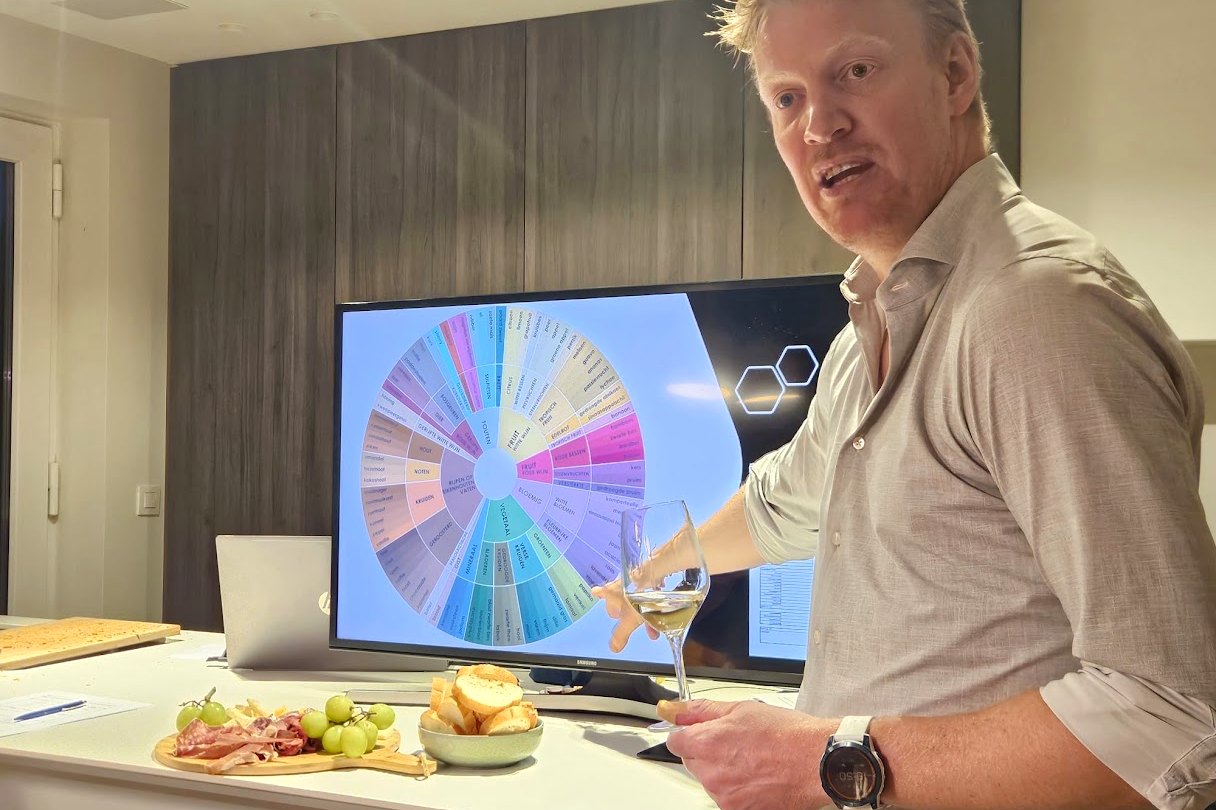Tim geeft uitleg bij het aromawiel tijdens de workshop